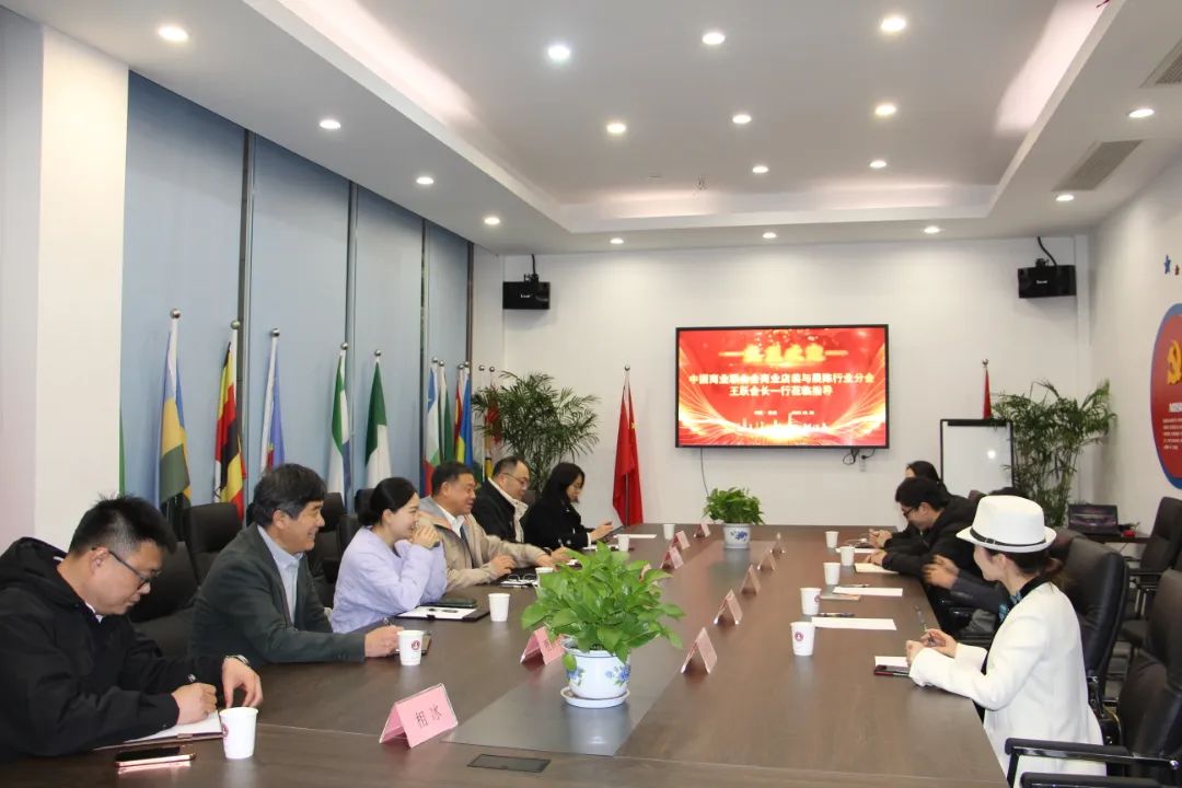 中國(guó)商聯(lián)商業(yè)店裝與展陳行業(yè)分會(huì)會(huì)長(zhǎng)王躍一行到訪浙江工商大學(xué)創(chuàng)業(yè)園參觀交流、共促發(fā)展