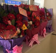 花送雷鋒手，情暖雷鋒心——“萬(wàn)朵鮮花送雷鋒”活動(dòng)溫暖落幕